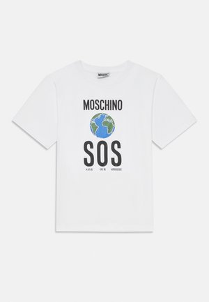 Fehér rövid ujjú póló "MOSCHINO" felirattal, Föld grafikával, nagy "SOS" és kisebb "SAVE OUR SPHERE" felirattal elöl.