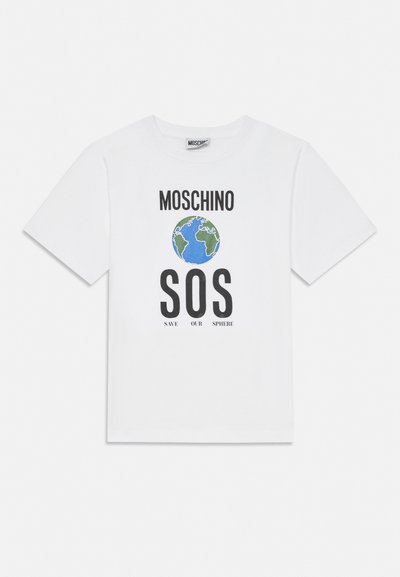 T-shirt blanc à manches courtes avec le texte "MOSCHINO", graphique de la Terre, grand "SOS" et texte plus petit "SAVE OUR SPHERE" sur le devant.