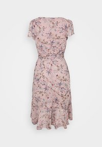 Blommig midiklänning i mjuk rosa tyg, med korta ärmar, passform i midjan och volangkant. Dekorerad med delikata blommönster.