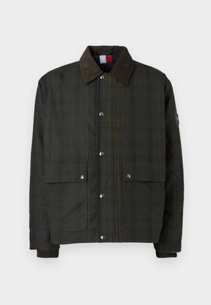 Ciemnozielona kurtka w kratę z brązowym kołnierzem ze sztruksu, zapięcie na zatrzask, dwie przednie kieszenie z klapką i ściągacze przy mankietach.