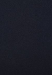 Mornarsko plava pletena tkanina s finom rebrastom teksturom, prikazujući ujednačenu boju i glatku površinu. Nema vidljivih uzoraka ili detalja hardvera.