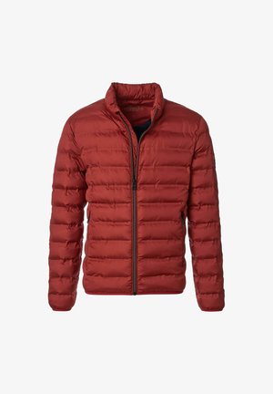 Rød pufferjakke med horisontalt quiltede paneler, høj krave, lynlås foran og sidelommer. Glat tekstur og letvægtsdesign.