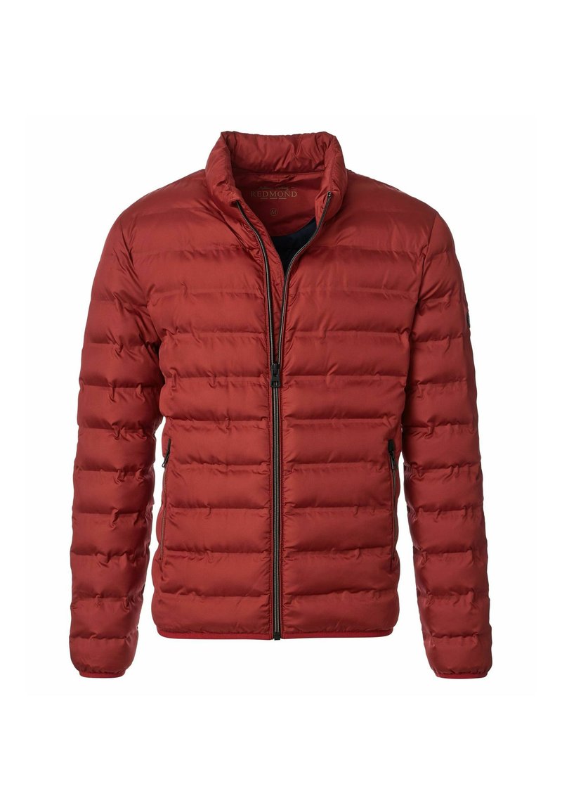 Rote Pufferjacke mit horizontalen gesteppten Kammern, hohem Kragen, Reißverschluss vorne und Seitentaschen. Schmeichelnde Textur und leichtes Design.