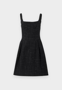 Μαύρο αμάνικο φόρεμα σε σχήμα Α με τετράγωνο ντεκολτέ και διακριτικό ασημένιο σχέδιο σε μορφή πλέγματος, εφαρμοστό μπούστο και πιετέ λεπτομέρειες στη φούστα.