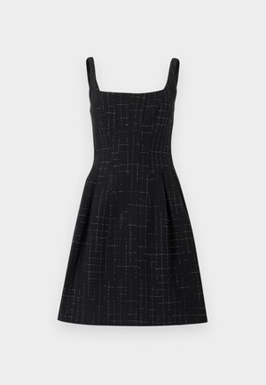 Svart ermeløs A-formet kjole med firkantet utringning og subtilt sølvrutenettmønster, tettsittende liv og plissert skjørt detalj.