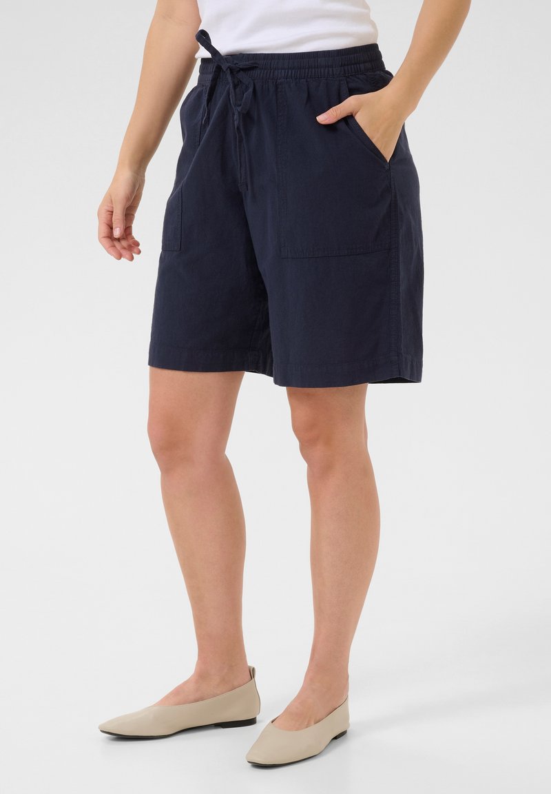 Marineblaue Baumwollshorts mit einem elastischen Bund, Kordelzug und zwei Vordertaschen, die eine entspannte Passform und eine glatte Textur bieten.