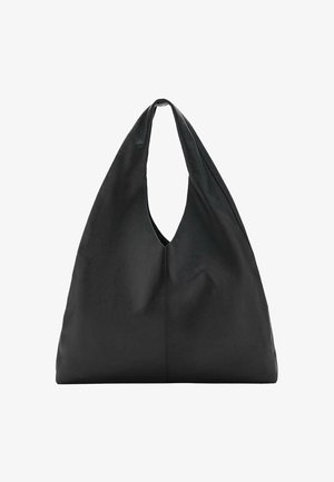 Bolso de hombro de cuero negro con un diseño grande y flexible y un asa recortada profunda y alargada para facilitar el transporte. Textura lisa, estilo minimalista.