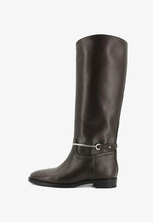 Stivale in pelle marrone fino al ginocchio con una texture liscia e uniforme, punta rotonda e un'elegante fibbia d'argento vicino alla caviglia. Tacco basso e robusto.