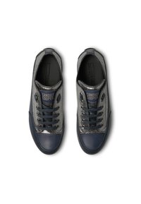 Sneakers con lacci in materiale grigio texturizzato con accenti in pelle blu navy. Presentano sei asole e suola ammortizzata. Logo sul linguetta.