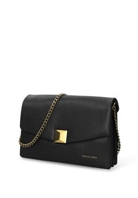 Borsa a mano in pelle nera con patta piegata, chiusura triangolare dorata e tracolla a catena metallica. Nome del marchio impresso sulla parte anteriore.