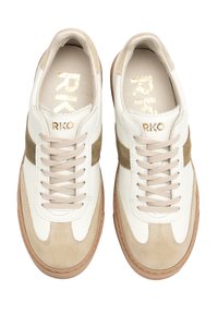 Sneakers bianchi in pelle con accenti in suede beige, punta rotonda, lacci piatti e suole in gomma color biscotto. Dettaglio del logo dorato all'interno.