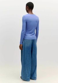 EDITED INOA - Longsleeve - blau