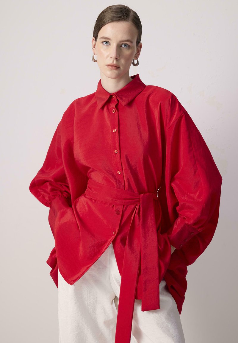 Touché Privé BAT SLEEVE CUPRA - Blúzka so zapínaním na gombíky - red