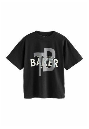 Schwarzes Baumwoll-T-Shirt mit kurzen Ärmeln, das eine große Grafik mit dem Wort "BAKER" und Koordinaten in Weiß- und Grautönen zeigt.