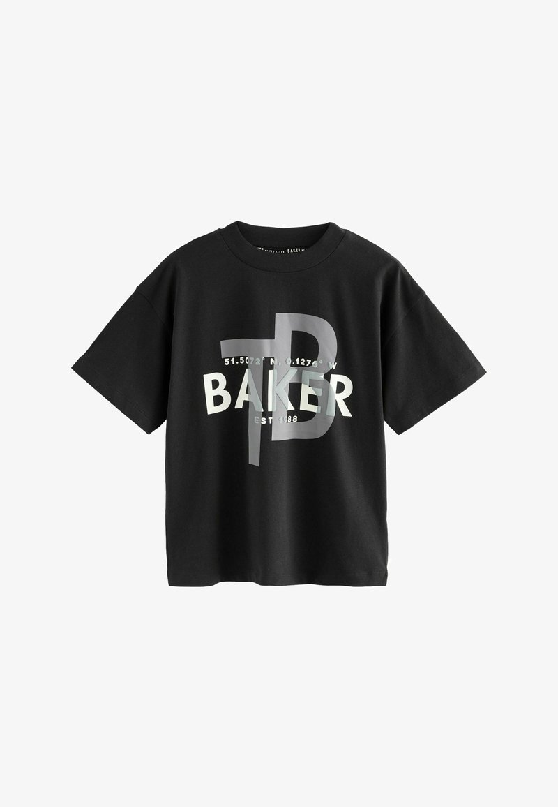 T-shirt en coton noir à manches courtes avec un grand motif graphique du mot « BAKER » et des coordonnées, en nuances de blanc et de gris.