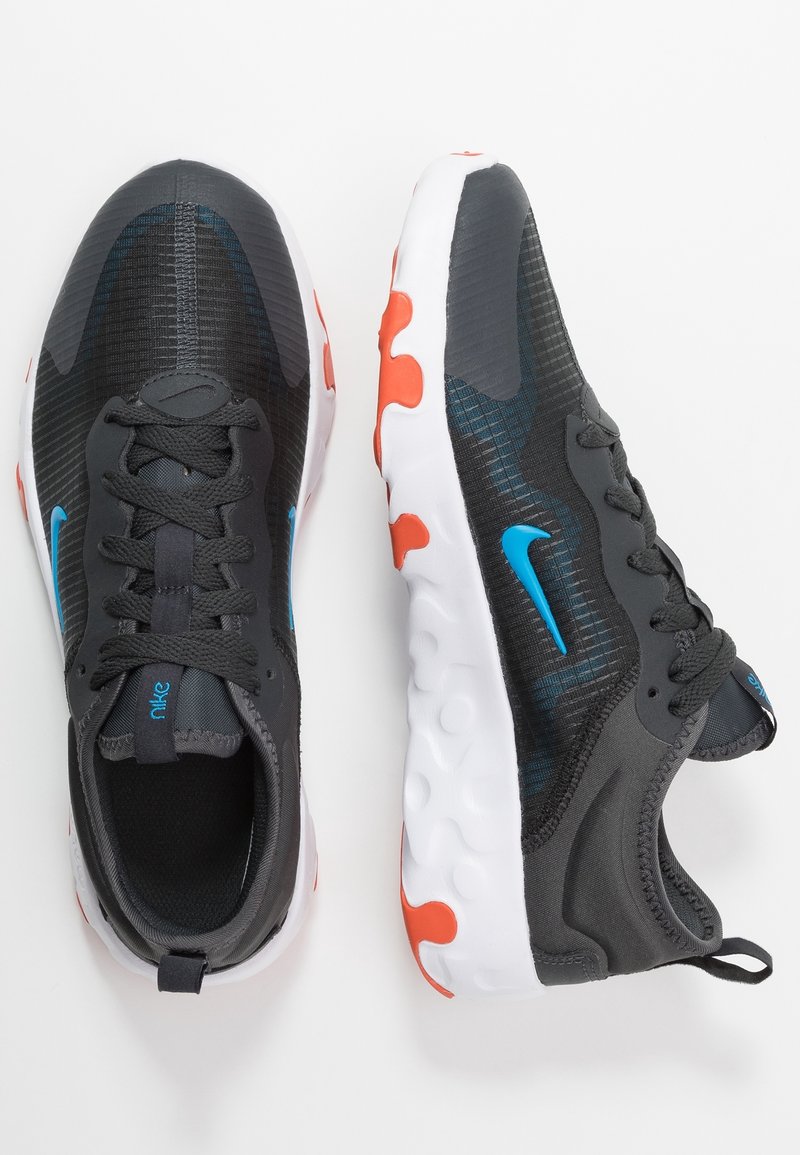 Chaussures de sport noires avec des accents bleus, tige en maille texturée et semelle intermédiaire blanche avec des détails orange. Design à lacets avec une languette à l'arrière.