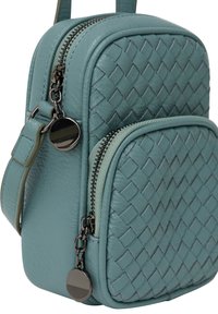 Teal vävd läder crossbody-väska med två zippered fack, silverdetaljer och en texturerad yta. Kompakt och strukturerad design.