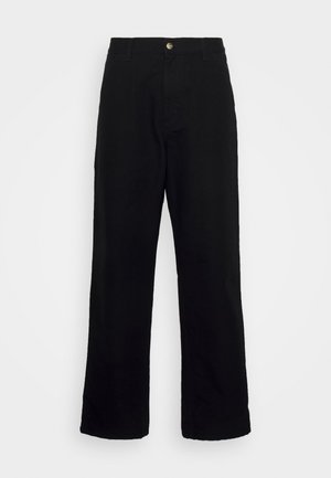 Zwarte broek van zwaar materiaal, met een rechte pijp ontwerp, voorzakken, een rits en een enkele metalen knoopsluiting.