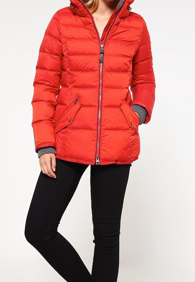 Veste matelassée rouge avec fermeture éclair à l'avant, capuche et deux poches avant. Dotée de poignets en maille grise et d'une texture matelassée sur l'ensemble.