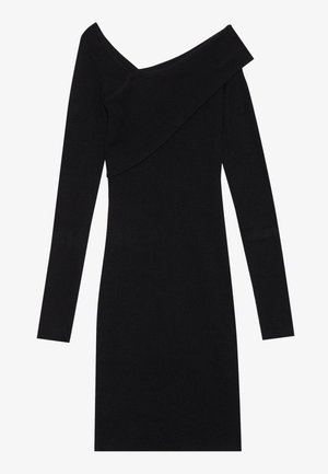 Vestido de punto negro acanalado con una forma ajustada, escote de hombros caídos, mangas largas y una textura suave.