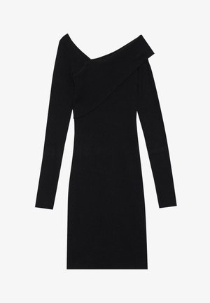 Vestido de punto negro acanalado con una forma ajustada, escote de hombros caídos, mangas largas y una textura suave.