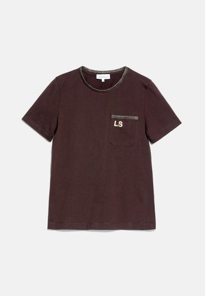T-shirt marron foncé à manches courtes avec col rond et poche avant étiquetée LS, avec un bord métallique sur le col et le bord de la poche.