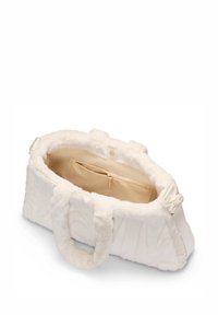 Biała torebka z sztucznego futra z krótkimi uchwytami, o owalnym kształcie i gładkiej podszewce, zawierająca kieszonkę z zamkiem błyskawicznym. Zapięcie zaprojektowane z guzikami.