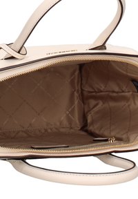 Intérieur de sac à main en cuir couleur crème avec fermeture éclair, doté d'une doublure à motifs marron et de poches intérieures. Ferrures dorées.