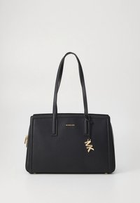 Musta nahkainen käsilaukku, jossa on kaksinkertaiset kahvat, suorakulmainen muoto, kultaiset metalliosat ja logokoriste. Laukussa on teksturoitu pinta ja vetoketjusuljin.