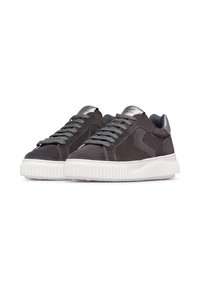 Sneaker in suede grigia con suola in gomma bianca testurizzata. Presenta lacci grigi, dettagli metallici e una forma della punta arrotondata.