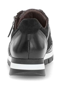 Zapatilla de cuero negro y ante, con punta redondeada, suela acolchada con franja blanca, detalle de cremallera en el costado y acento texturizado en el talón.