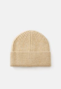 Beige gebreide muts met een geribbelde textuur en een opgerolde boord. Het ontwerp is gestroomlijnd, met een ronde bovenkant.