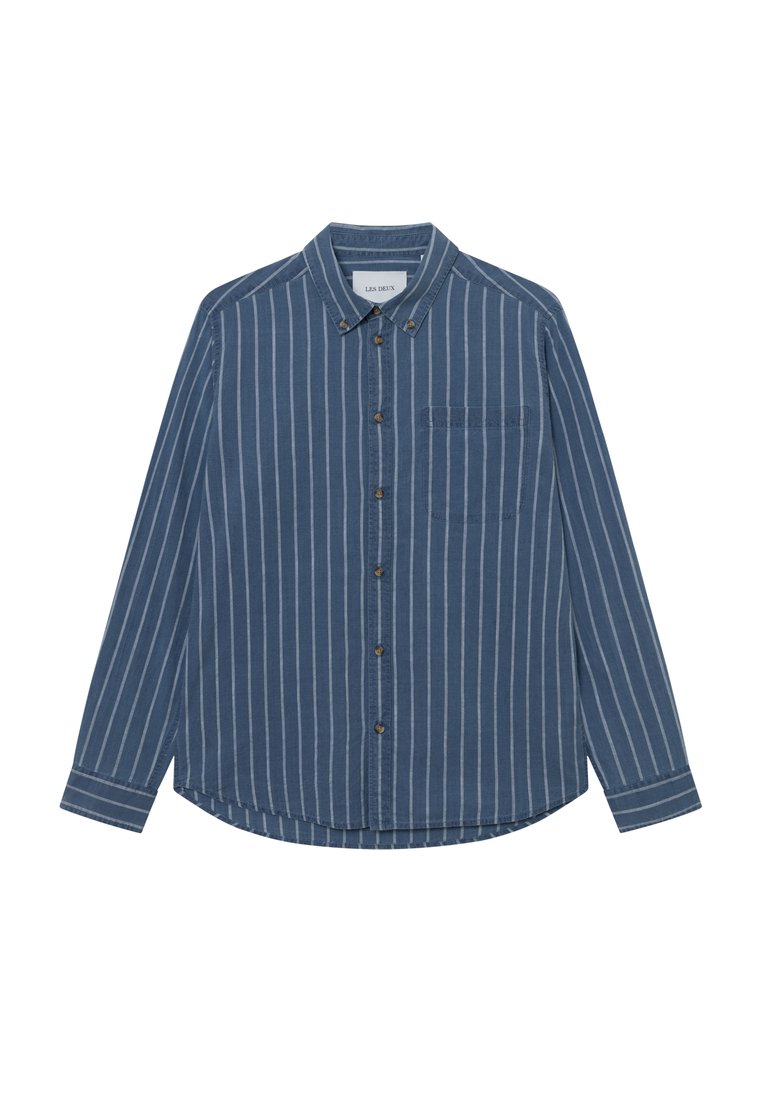 Πουκάμισο με κουμπιά σε σκούρο μπλε τζιν με κάθετες λευκές ρίγες, μακριά μανίκια, μια μόνο τσέπη στο στήθος και καμπυλωτό στρίφωμα.