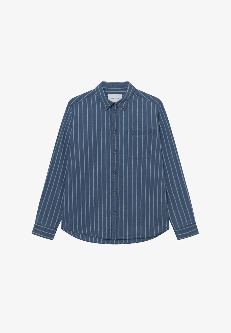 Chemise à manches longues en denim bleu foncé avec des rayures blanches verticales, une poche poitrine et un ourlet arrondi.