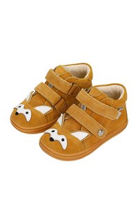 Scarpe scamosciate color cuoio con design di volto di volpe bianca, dotate di cinturini in Velcro regolabili e suola in gomma. Tessuto testurizzato per una maggiore durata.