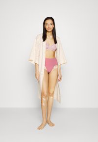 Spanx SPANXSUPERSMOOTH™ UNDIE-TECTABLE® THONG - Tanga - ballet rouge