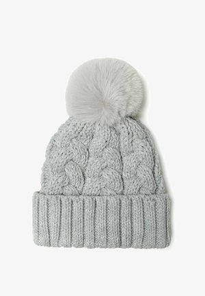 Bonnet en tricot gris avec un motif en torsades, un revers côtelé et un pompon doux gris sur le dessus. Fabriqué à partir de fil texturé.