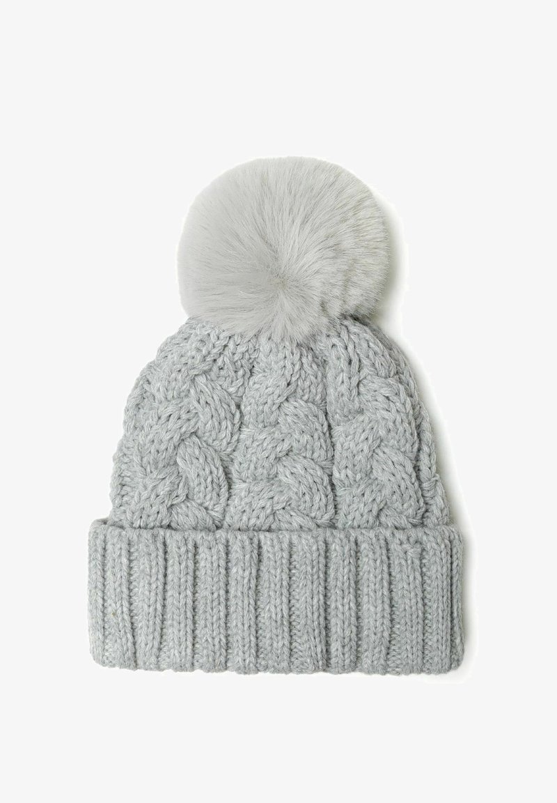 Szürke kötött sapka, kabelmintás kialakítással, bordás szegéllyel és puha szürke pom-pommal a tetején. Textúrált fonalból készült.