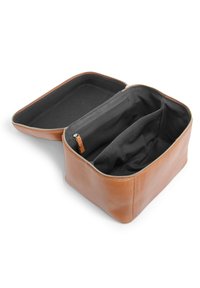 Bolsa de almacenamiento de cuero con exterior marrón, cierre con cremallera y forro de tela negra. Presenta dos compartimentos interiores y un bolsillo con cremallera.