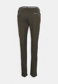 Pantaloni verde oliva scuro a fit slim, con due tasche posteriori bordate di blu e una texture liscia.