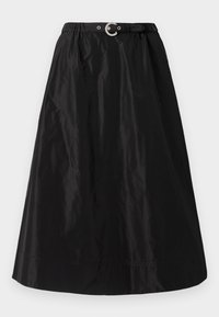 Svart, knälång kjol i glansigt tyg, med resår i midjan och en cirkulär metallspännedetalj. Slät textur, minimalistisk design.