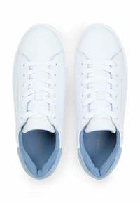 Sneakers bianchi in pelle con finitura liscia, lacci piatti e accenti blu chiaro all'interno. Presenta un logo dorato sul lato.