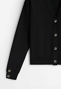 Czarny kardigan z dekoltem w serek, z zamknięciami na srebrne guziki i prążkowanymi mankietami. Miękki materiał dzianinowy o dopasowanym kroju.