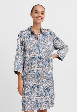 Vestido multicolorido con un patrón de cachemira en tonos azules y rosas, con cuello de botón y mangas de tres cuartos, hecho de una tela ligera.