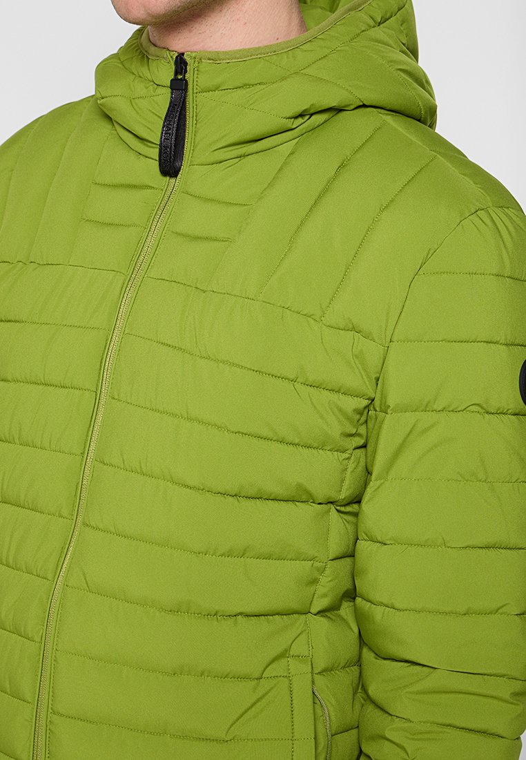 Giacca a vento verde imbottita con design a righe orizzontali, cappuccio, chiusura frontale con zip e tasche laterali; presenta una sottile etichetta con logo sulla manica.