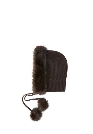 Bonnet d'hiver tricoté marron foncé avec doublure en fourrure sur le bord avant et deux pompons en fourrure attachés à des cordons suspendus.