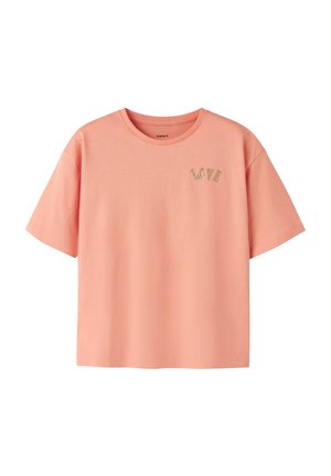 T-shirt à manches courtes couleur pêche avec col rond et le mot "LOVE" imprimé en petites lettres sur la poitrine gauche.