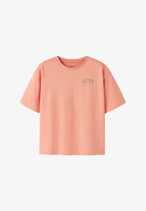 T-shirt à manches courtes couleur pêche avec col rond et le mot "LOVE" imprimé en petites lettres sur la poitrine gauche.