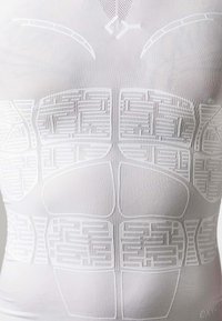 Maglietta compressiva bianca con dettagli muscolari testurizzati, design senza cuciture, tessuto a coste e vari motivi per un miglior fit e supporto.