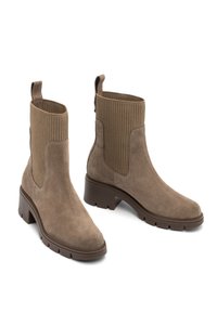 Stivali alla caviglia in suede marrone con tessuto a coste attorno alla parte superiore, linguetta di sollevamento e tacco spesso; presenta una superficie texturizzata e un colore uniforme.